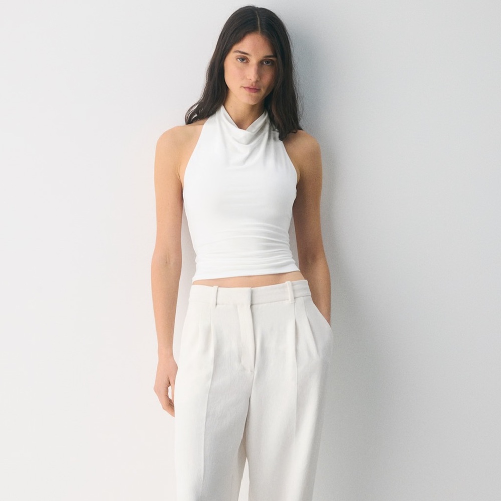 Aritzia Smooth Matter Tower Top
Drapey jersey cowlneck halter top